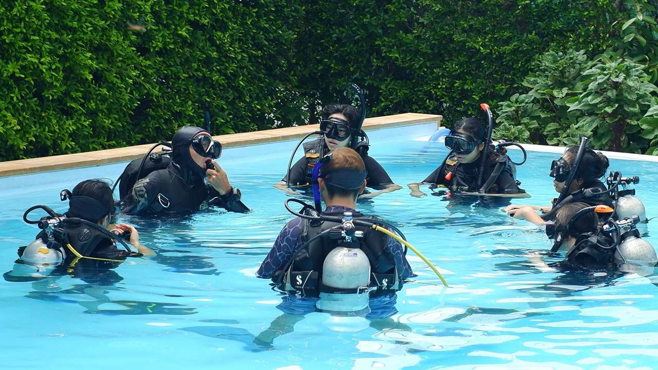 Phuket PADI instructor Vin Moy teaching new divers